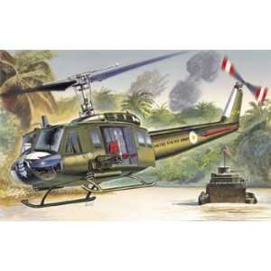    Italeri   1/72 UH 1D Slick (Plastic Model Helicopter) Toys & Games