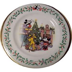  Holiday DECORATING THE TREE Mickey Plate New with Tag: Home & Kitchen
