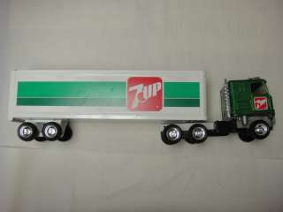   7UP TRUCK AND TRAILER 1/25 SCALE 7 UP 18 WHEELER # 3262 STEEL  