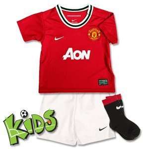 Manchester United Home Boys Football Kit 2011 12:  Sports 
