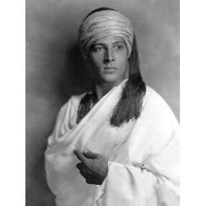  Portrait of Sheik, Rudolph Valentino, 1921 Premium Poster 