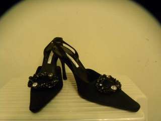 OSCAR DE LA RENTA black satin shoes. Pointy toe with beading and 